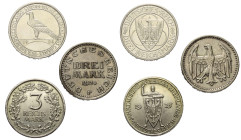 Deutschland - Lots.


Deutschland nach 1871. 
Weimarer Republik.

Lot (3 Stück, Silber): 3 Mark 1924 F, 3 Reichsmark 1925 F Auf die Jahrtausendf...