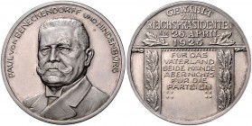 - Personen - Hindenburg, Paul v. 1847-1934 Silbermedaille 1925 (v. Lauer) auf seine Wahl zum Reichspräsidenten, i.Rd: 990 
33,3mm 14,6g vz