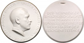 - Personen - Hitler, Adolf 1889-1945 Porzellanmedaille 1939 weiß mit Signatur KSE, auf seinen 50. Geburtstag, gewidmet vom Oberbürgermeister der Stadt...