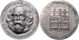 - Personen - Marx, Karl 1818-1883 Bronzemedaille 1948 l.versilbert (DDR) (unsign.) auf seinen 130. Geburtstag 
40,2mm 23,9g vz
