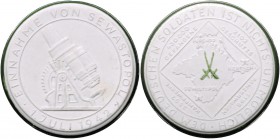- Allgemeine Medaillen Porzellanmedaille 1942 (v. Meissen) a.d. Einnahme von Sewastopol, weiß, Schwerter und Rand grün. Scheuch 1882v. 
48,0mm 19,5g ...