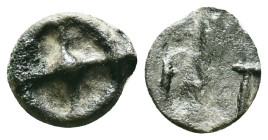 Moesia, Istros Æ. 5th century BC. Four-spoked wheel / IΣT. Reference: Condition: Very Fine

Weight: 1,34 gr. Diameter: 12,3 mm