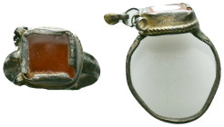 Ancient Roman Bronze Ring with a stone inlaid on bezel, circa 1st - 3rd AD. Reference: Condition: Very Fine

Weight: 3,53 gr. Diameter: 25,5 mm