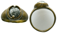 Ancient Roman Bronze Ring with a stone inlaid on bezel, circa 1st - 3rd AD. Reference: Condition: Very Fine

Weight: 5,18 gr. Diameter: 23,6 mm