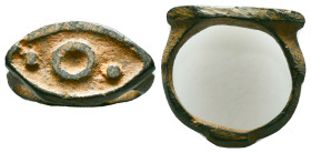 Ancient Roman Bronze Ring with an evil eye on bezel, circa 1st - 3rd AD. Reference: Condition: Very Fine

Weight: 4,19 gr. Diameter: 18,5 mm