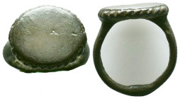 Ancient Roman Bronze Ring , circa 1st - 3rd AD. Reference: Condition: Very Fine

Weight: 9,37 gr. Diameter: 24,3 mm