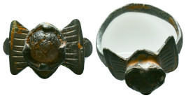 Ancient Roman Bronze Ring with a stone inlaid on bezel, circa 1st - 3rd AD. Reference: Condition: Very Fine

Weight: 3,74 gr. Diameter: 24,0 mm