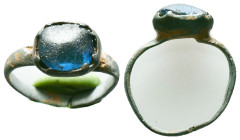 Ancient Roman Bronze Ring with a stone inlaid on bezel, circa 1st - 3rd AD. Reference: Condition: Very Fine

Weight: 3,30 gr. Diameter: 23,7 mm