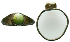 Ancient Roman Bronze Ring with a stone inlaid on bezel, circa 1st - 3rd AD. Reference: Condition: Very Fine

Weight: 1,47 gr. Diameter: 23,2 mm