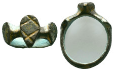 Ancient Roman Bronze Ring with a stone inlaid on bezel, circa 1st - 3rd AD. Reference: Condition: Very Fine

Weight: 3,26 gr. Diameter: 21,3 mm