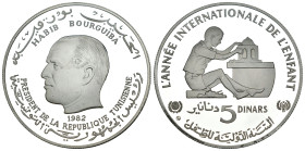 Tunisia. 5 dinars. 1982. CHI. (Km-313). Ag. 27,29 g. International Year of the Child. PROOF. Est...50,00. 

Spanish description: Túnez. 5 dinares. 1...
