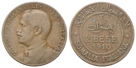 COLONIA SOMALA
Vittorio Emanuele III, 1909-1925.
2 Bese 1910 Roma.
Cu
Dr. Semibusto del sovrano in uniforme a testa scoperta rivolta a s. 
Rv. Al...