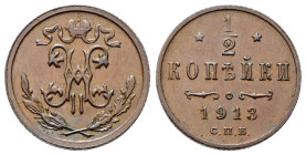 RUSSIA
Nicola II, 1894-1917.
1/2 Kopeco 1913 С. П. Б.
Æ
gr. 1,60
Dr. Monogramma del re coronato; sotto, ramo di alloro e di quercia decussati.
R...