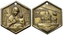 BOLOGNA
XX secolo.
Medaglia esagonale con la Madonna di San Luca e la Basilica.
Æ dorato
gr. 2,10 mm 45,5x33
Dr. B / V / DI - S / LU / CA. La Bea...