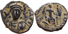 Honorius (395-423) Follis Obverse: Pearl-diademed, helmeted bust facing holding spear and shield Reverse: Constantinopolis on throne

14mm 1,89g