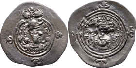 Khosrow II (591-628) Drachm Obv: Bust of a king wearing a winged crown, turned to the right. Rev: Blazing altar of fire situated between two guards
...