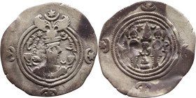 Khosrow II (591-628) Drachm Obv: Bust of a king wearing a winged crown, turned to the right. Rev: Blazing altar of fire situated between two guards
...