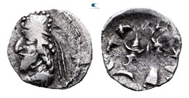 Persia. Achaemenid Empire. Sardeis. Kapat (Napad) AD 1-100. 
Obol AR

10 mm, 0,63 g



Very Fine