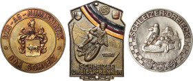 Auto- und Motorradmedaillen und -plaketten
Schleiz Kupfermedaille 1973 (unsigniert) 50 Jahre Schleizer Dreieck. Wappen / Fahrzeuge auf Dreieck. 60,3 ...