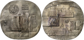 Güttler, Peter-Götz 1939-2024 Weißmetallgussplakette 2006. 450 Jahre Universität Jena. Aufgeschlagenes Buch mit Lesezeichen, darüber Siegel der Univer...