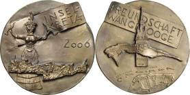 Güttler, Peter-Götz 1939-2024 Weißmetallgussmedaille 2006. Insel-Freundschaft Kreta-Wangerooge. Umriss der Insel Kreta vor der Figur der Schlangengött...