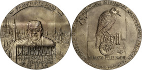 Güttler, Peter-Götz 1939-2024 Weißmetallgussmedaille 2013. 75. Geburtstag von Dieter Raab. Brustbild von vorn, im Hintergrund Stadtansicht von Frankfu...