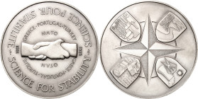 Huybrechts, Paul Versilberte Bronzemedaille 1986. Science for stability. Zwei verschränkte Arme zwischen Jahreszahlen 1981 und 1986, umher Schrift / L...