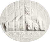 Huybrechts, Paul Einseitige weiße Porzellanplakette 2000. Kultursymposium "Bewegung" Iserlohn. Nackte Frau liegt mit dem Gesicht nach unten auf einem ...