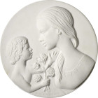 Huybrechts, Paul Einseitige weiße Porzellanmedaille 2006 (Meißen) Mutter und Kind. Kind schenkt seiner Mutter ein Blumenstrauß. Rv. Aufhängevorrichtun...