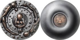 Ohne Signatur Bronzegussmedaille 1997. Space. Im vertieften Rund eine stilisierte zusammenkauernde Figur, um sie herum zwei stilisierte schwebende Fig...
