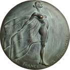 Salagnac, Nicolas Einseitige Bronzegussmedaille 2015. La France en Belgique. Junge Frauengestalt nach rechts stehend. 148 mm, 1166,88 g. Grün patinier...