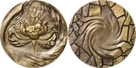 Shanshan Deng, Eva *1981 Bronzegussmedaille o.J. Mutter und Kind. Schlafendes Kleinkind in einer Seerose, im Hintergrund junge Frau mit langen Haaren ...