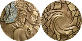 Bronzegussmedaille o.J. (Shanshan Deng) Brustbild einer jungen Frau halbrechts neben einem emaillierten Schmetterling / Abstrakte Darstellung. Randpun...