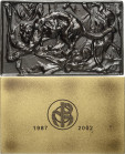 Einseitige Bronzegussplakette 2002. Leopard nach links springend. / Emblem zwischen Jahreszahlen 1987 und 2002. Randpunze: MAUQUOY 10. 64 x 103 mm, 41...