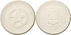 Porzellanmedaillen - Medaillen der Meißner Porzellanmanufaktur
Magdeburg Weiße Porzellanmedaille 1961. 3. Arbeiterfestspiele. Signet / FDGB-Emblem. 1...