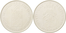 Porzellanmedaillen - Medaillen der Meißner Porzellanmanufaktur
Wismar Weiße Porzellanmedaille 1963. 100 Jahre Heimatmuseum. Gotischer Giebel der 'Alt...