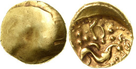 Gallien Ambiani.
 Goldstater 1. Jh. v.Chr. Glatter Buckel / Stilisiertes Pferd, im Feld darüber Kugeln und Ornamente Castelin 289 Dembski 257 GOLD. 6...