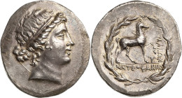 Aiolis Kyme
 Tetradrachme ca. 150/140 v. Chr. Stephanophorer Typ. Mit Beamtennamen Metrophanes. Kopf der Amazone Kyme nach rechts / Pferd vor Gefäß i...