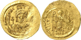 Mauricius Tiberius 582-602 Solidus 583/602, Constantinopel Brustbild mit Helm, Diadem, Kreuzglobus und Schild haltend, DN mAVRIC TIb PP AVC / Victoria...