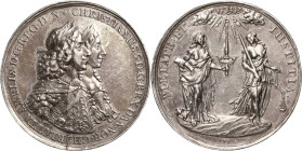 Dänemark
Christian V. 1670-1699 Silbermedaille 1672. Auf das Königspaar. Brustbilder von Christian V und seiner Frau Charlotta Amelia nach rechts / J...