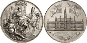 Medaillen
Wien Versilberte Bronzemedaille 1883 (A. Scharff) Auf die Vollendung des neuen Rathauses in Wien. Unter Baldachin sitzende Vindobona, recht...