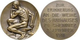 Chemnitz
 Bronzemedaille 1911 (A. Höfer/Glaser & Sohn) Einweihung des Neuen Rathauses. Auf Amboss sitzender männlicher Akt mit Hammer in der Rechten ...