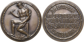 Dresden
 Bronzemedaille 1910 (O. Döll / Glaser & Sohn) Einweihung des neuen Rathauses. Bekränzter männlicher Akt sitzt mit Feder und Buch auf einem m...