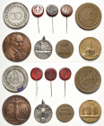 Hamburg
Lot-9 Stück Interessantes Lot von Medaillen und Abzeichen des 20. Jahrhunderts. Dabei: Silbermedaille 1903 (Jehn) - Eröffnung des neuen Schüt...