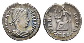 MÜNZEN RÖMISCHE KAISERZEIT, Gratianus, 367-383, Siliqua (2,08g), Trier. Av: Büste nach rechts, darum Umschrift. Rev: Sitzende Roma mit Victoria auf Gl...