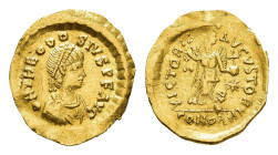 MÜNZEN RÖMISCHE KAISERZEIT, Theodosius II., 402-450, Tremissis (1,48 g), Konstantinopel. Av: Büste nach rechts, darum "D N THEODO-SIVUS P F AVG". Rev:...