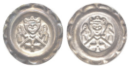 Donauwörth, königliche Münzstätte, Brakteat (0,78g), 1215-1250, Friedrich II. Königskopf zwischen zwei Adlern auf Giebel, darin Kreuz. Berger 2672, St...