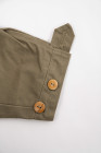 Japan, Overall eines Angehörigen der Panzertruppe mit 2 Helmen, oliver Sommeroverall mit aufgesetzter Brusttasche links und Gesäßtasche rechts, zwei H...