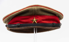 Japan, Schirmmütze für Offiziere der Kaiserlich Japanischen Armee im Zweiten Weltkrieg und eine Feldmütze, Schirmmütze mit khakifarbenem Deckel aus fe...