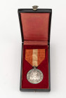 Japan, Gedenkmedaille zum 25. königlichen Hochzeitstag des Meiji-Tenno 1894, Silber, am Band, in lackiertem Verleihungsetui mit silberner Verzierung, ...